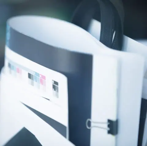 書類がまとめて置かれている様子