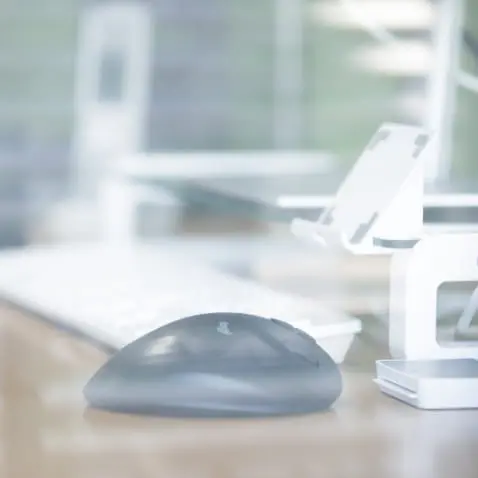 キーボードやマウスなどが置かれた作業場の様子